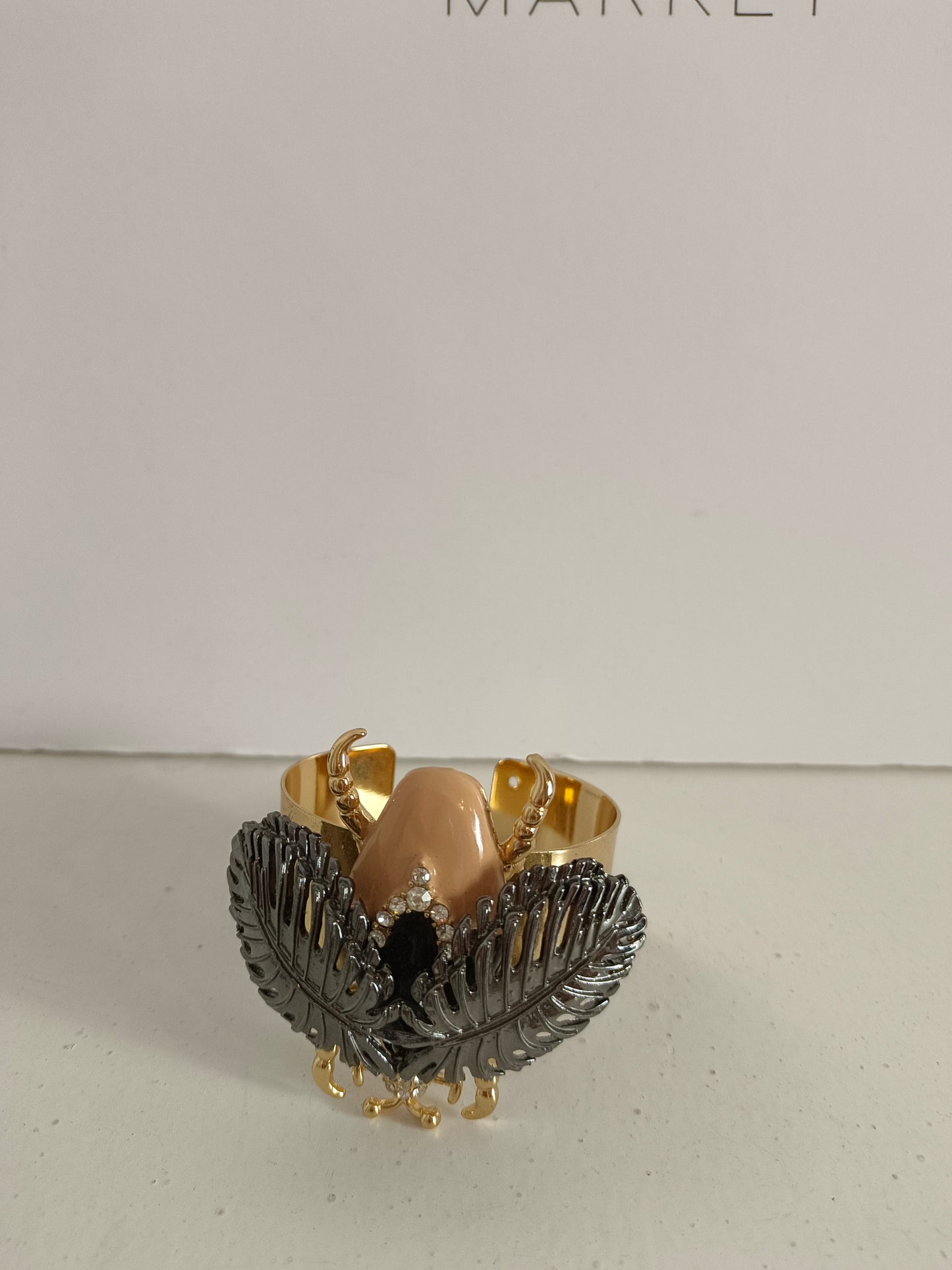 TANTREND. pulsera dorada escarabajo