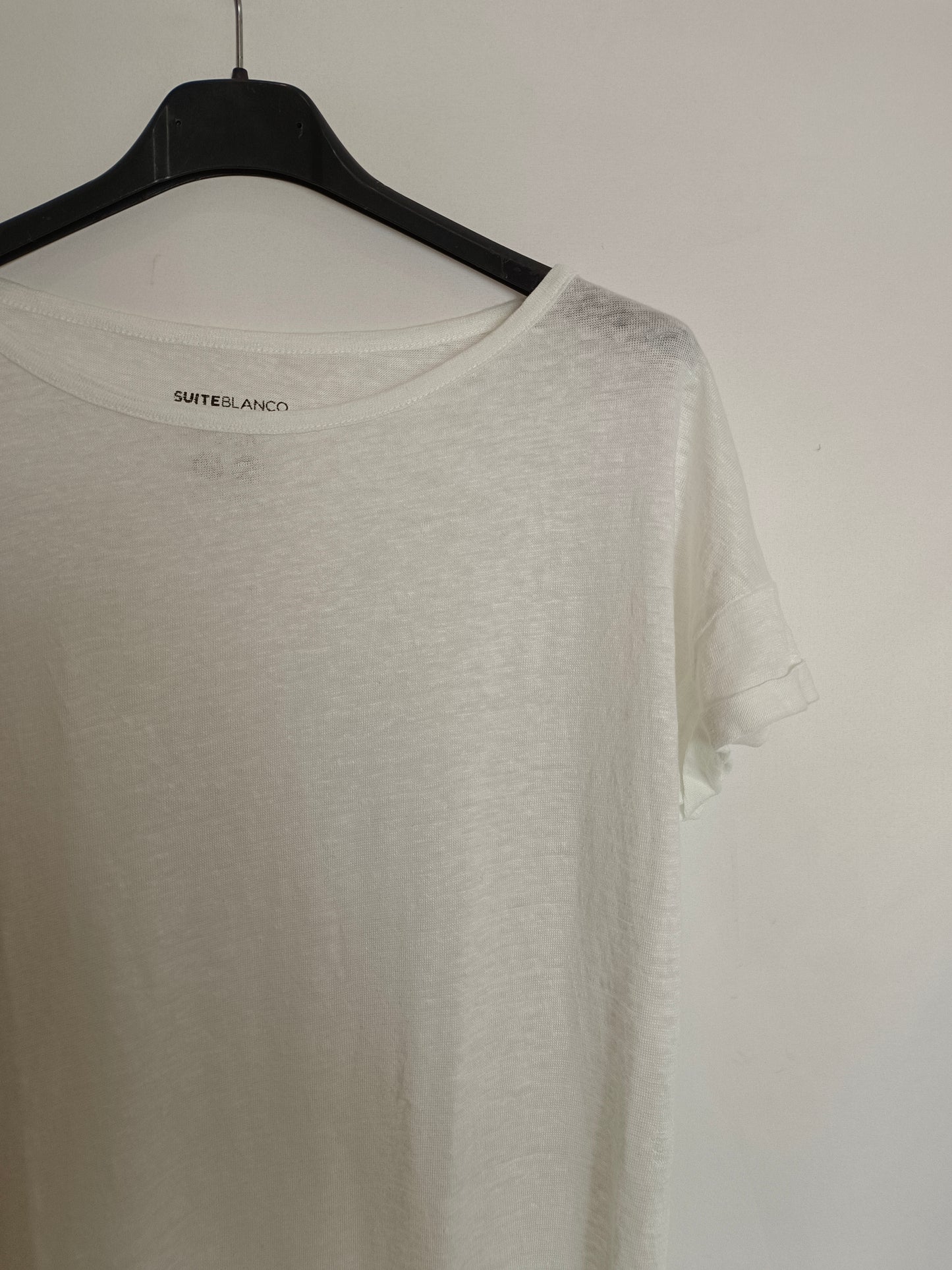 OTHERS. Basic white T-shirt Ts