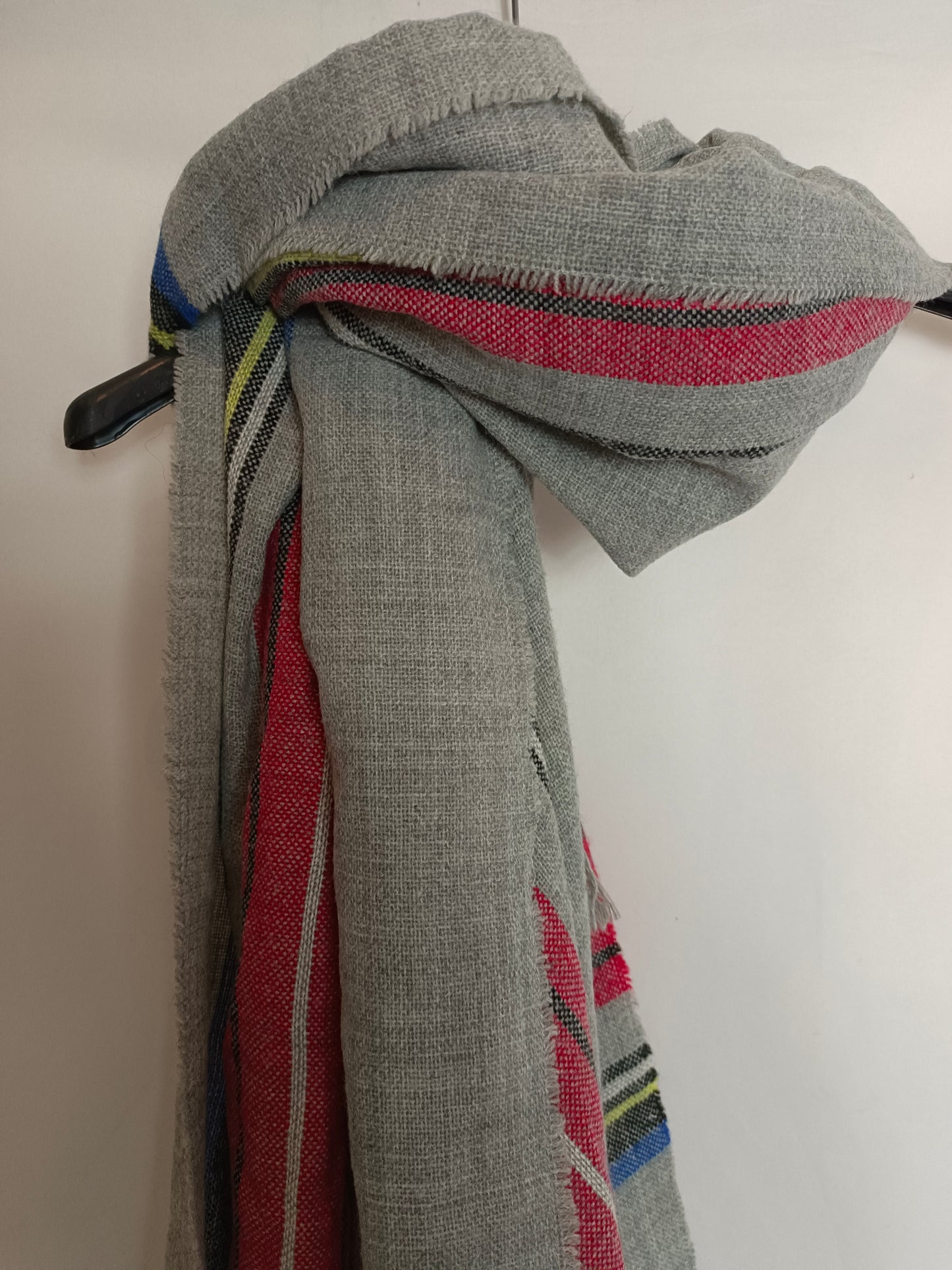 OTRAS. Bufanda gris cuadros