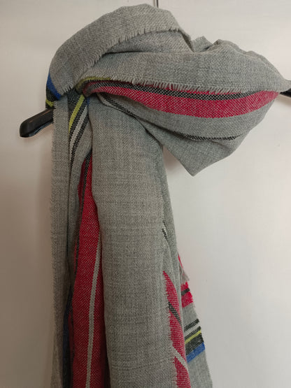 OTRAS. Bufanda gris cuadros