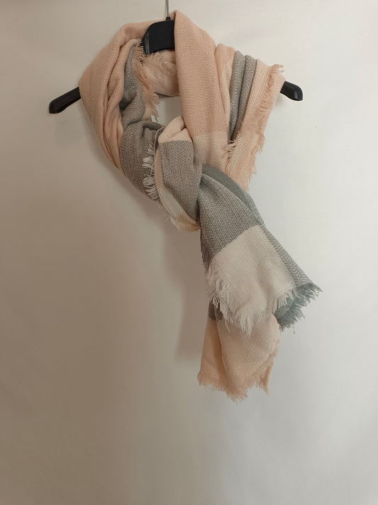 OTRAS. Bufanda cuadros gris y rosa