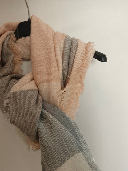 OTRAS. Bufanda cuadros gris y rosa
