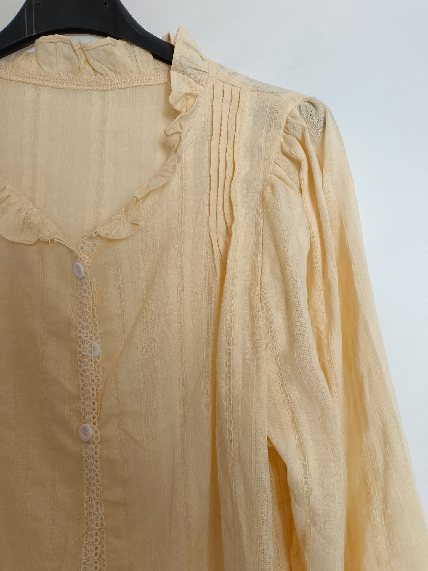 DAZY. Beige lace blouse Tl