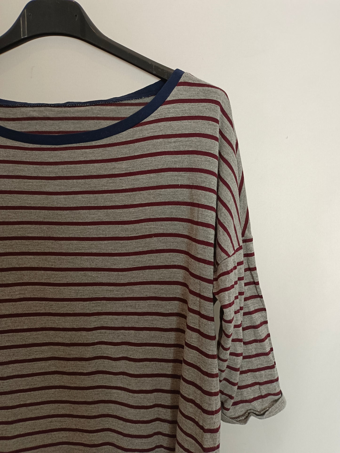 OTRAS. Camiseta gris rayas TU(S)