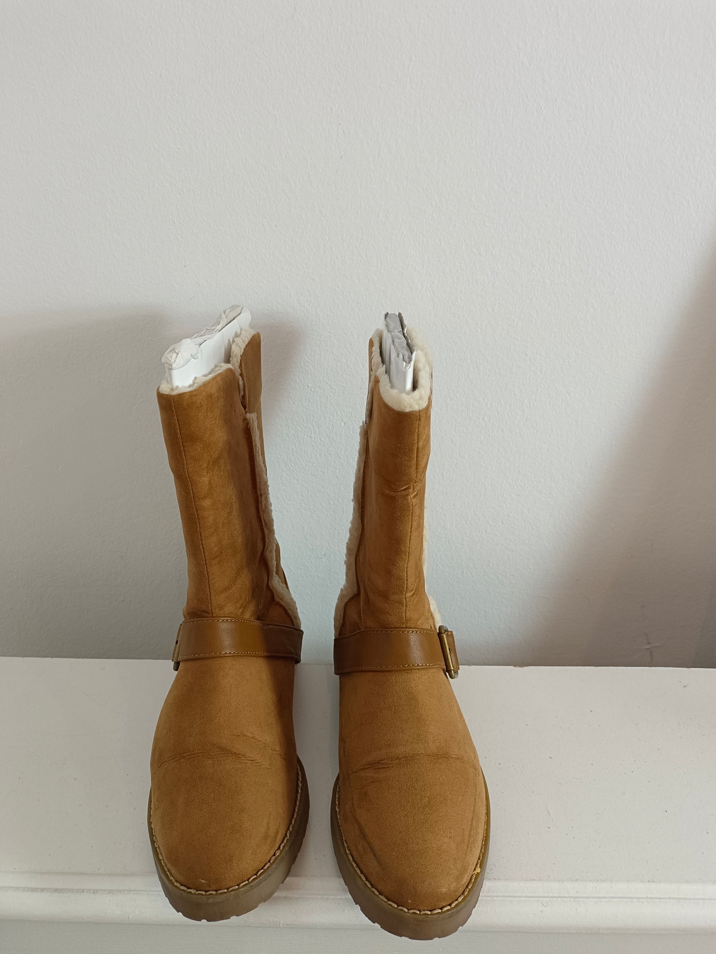 PULL&amp;BEAR. Camel shearling boots T.38