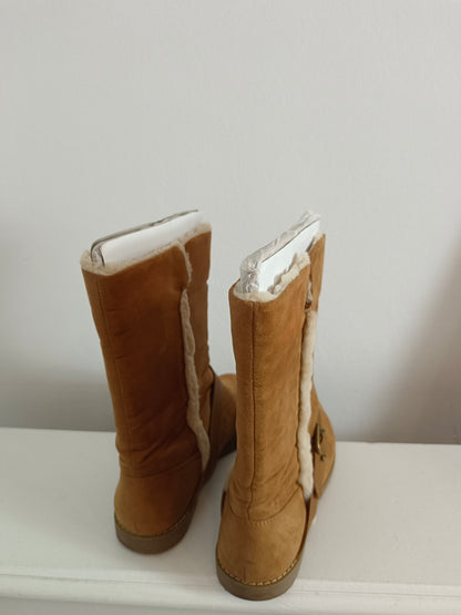 PULL&amp;BEAR. Camel shearling boots T.38