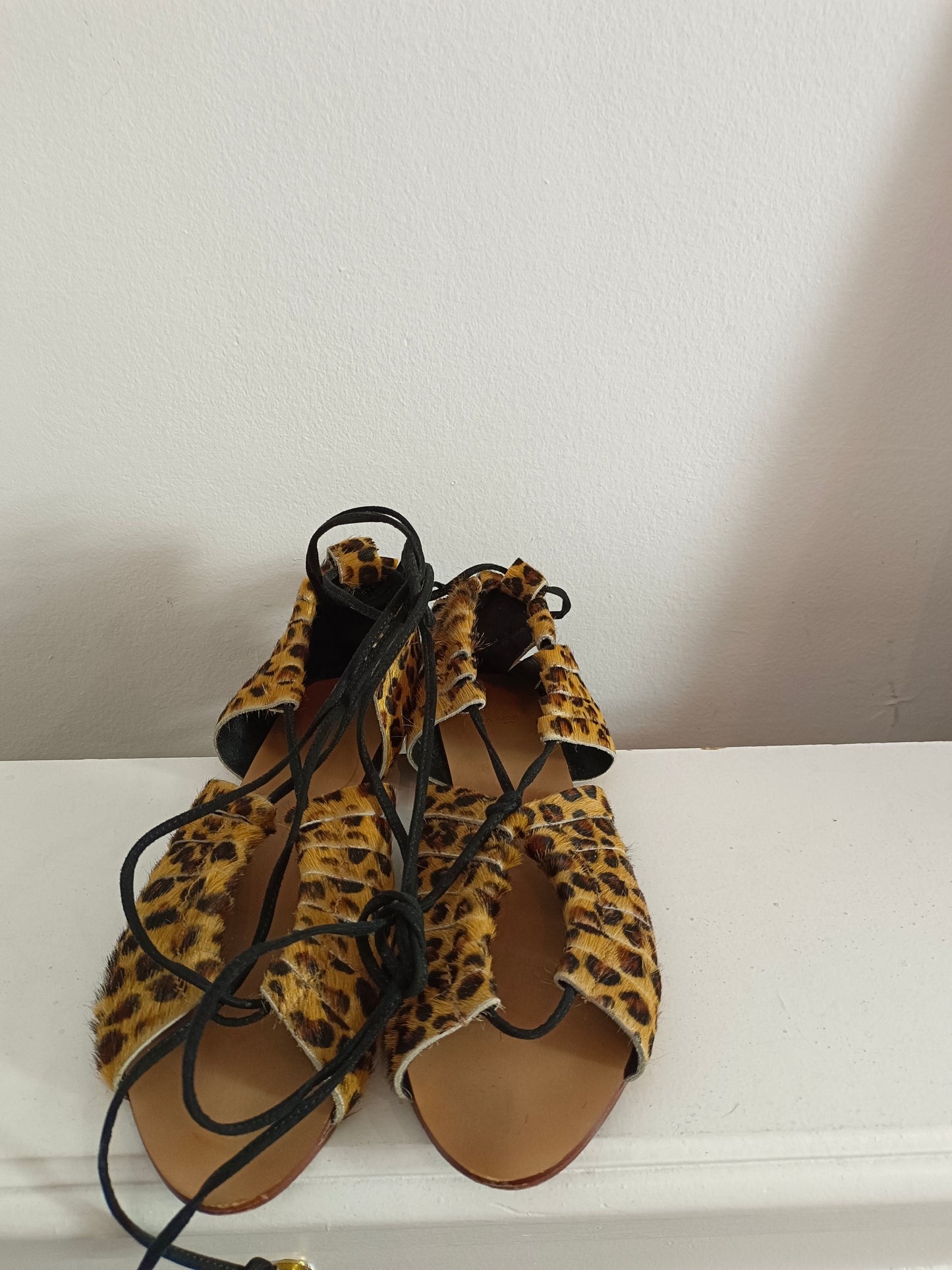 ZARA. Sandalia print pelito T.38