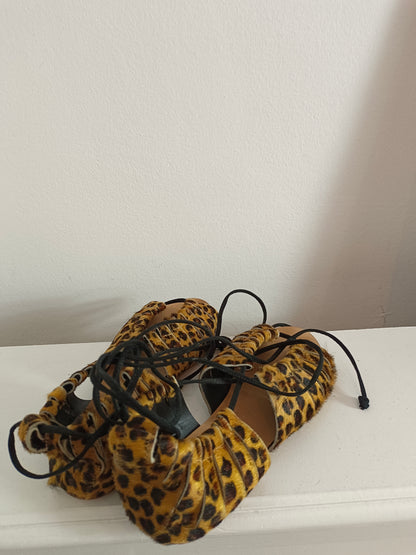 ZARA. Sandalia print pelito T.38