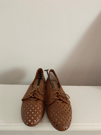 BERSHKA. Zapatos marrones troquelados T.37