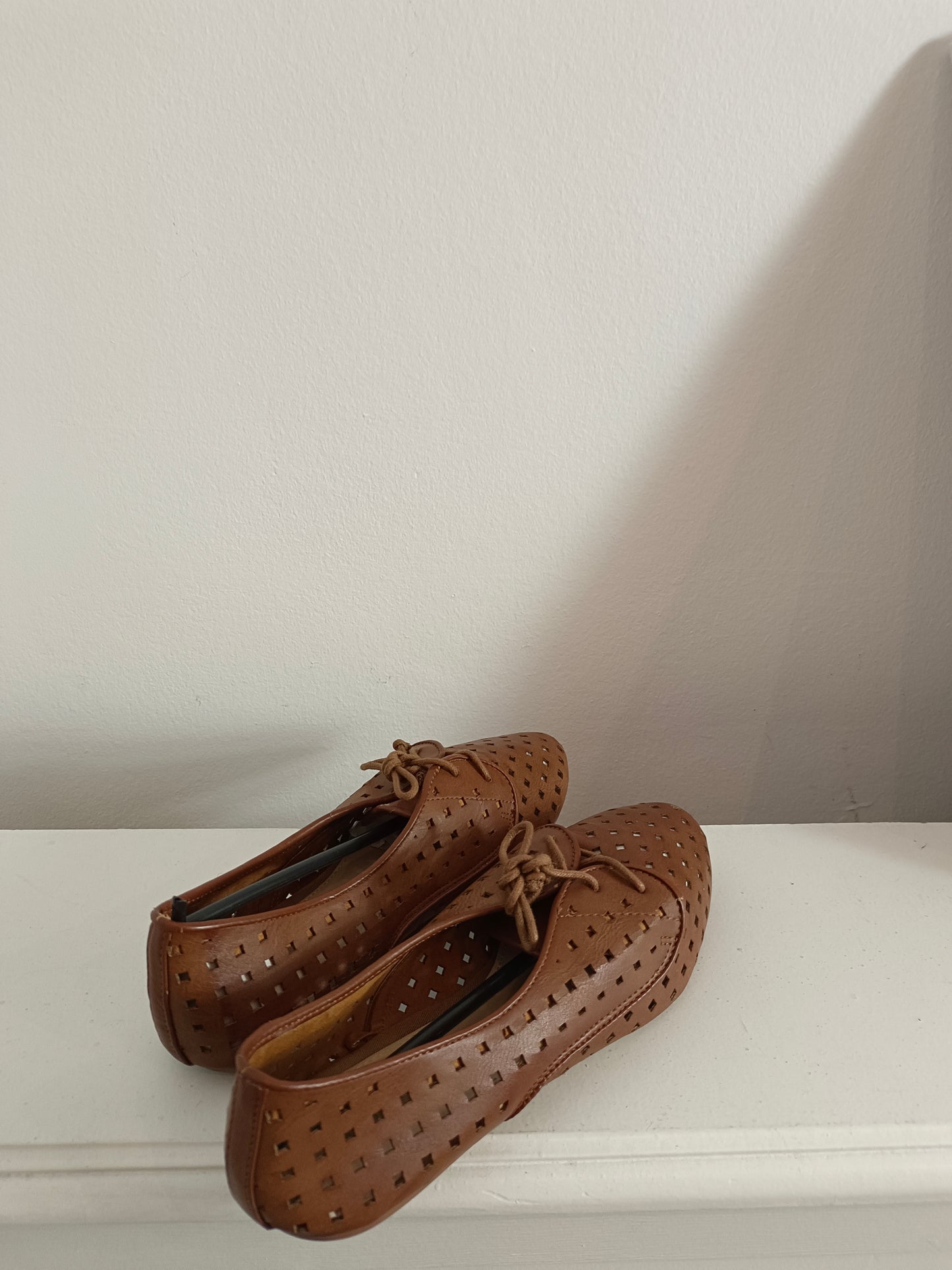 BERSHKA. Zapatos marrones troquelados T.37