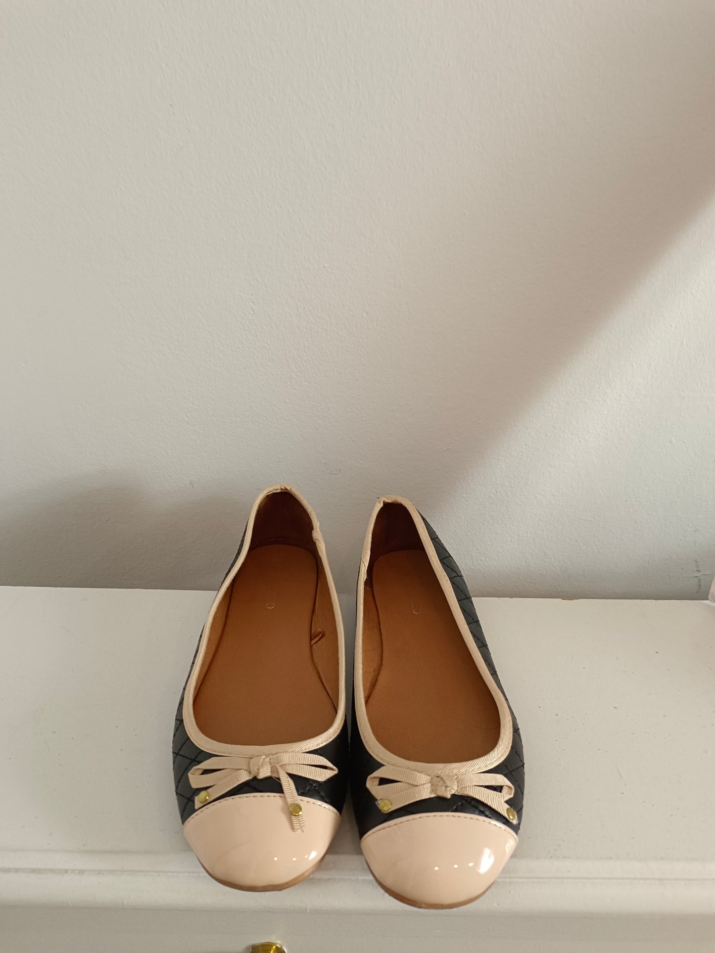 WHITE. Two-tone ballet flats size 38