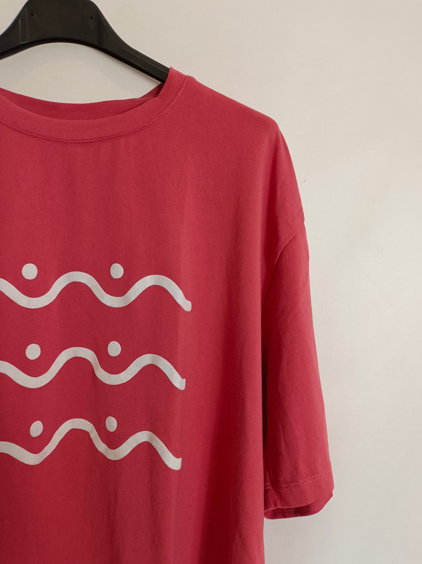 SIXXTA. Camiseta rosa dibujo Tu(m)