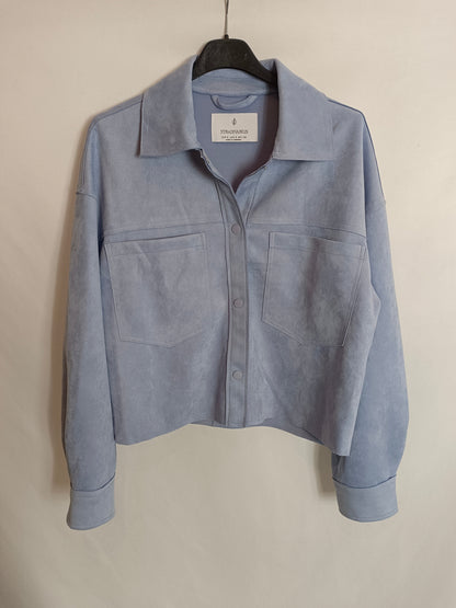 STRADIVARIUS. Chaqueta cortita azul T.s