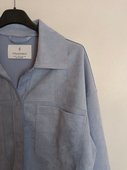 STRADIVARIUS. Chaqueta cortita azul T.s