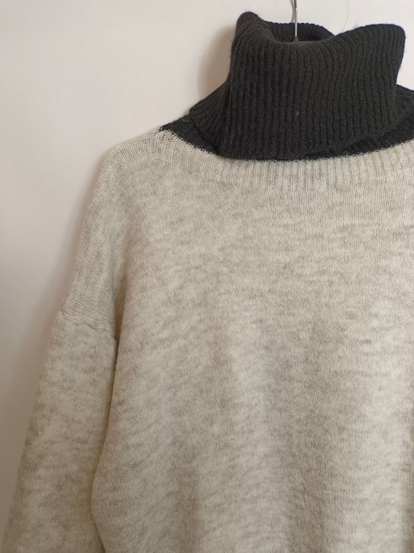 BASYCO. Two-tone turtleneck sweater (s/m)