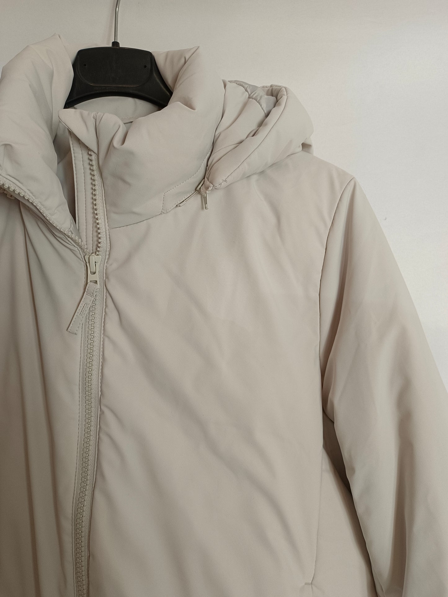 UNIQLO. Plumas beige capucha T.xs