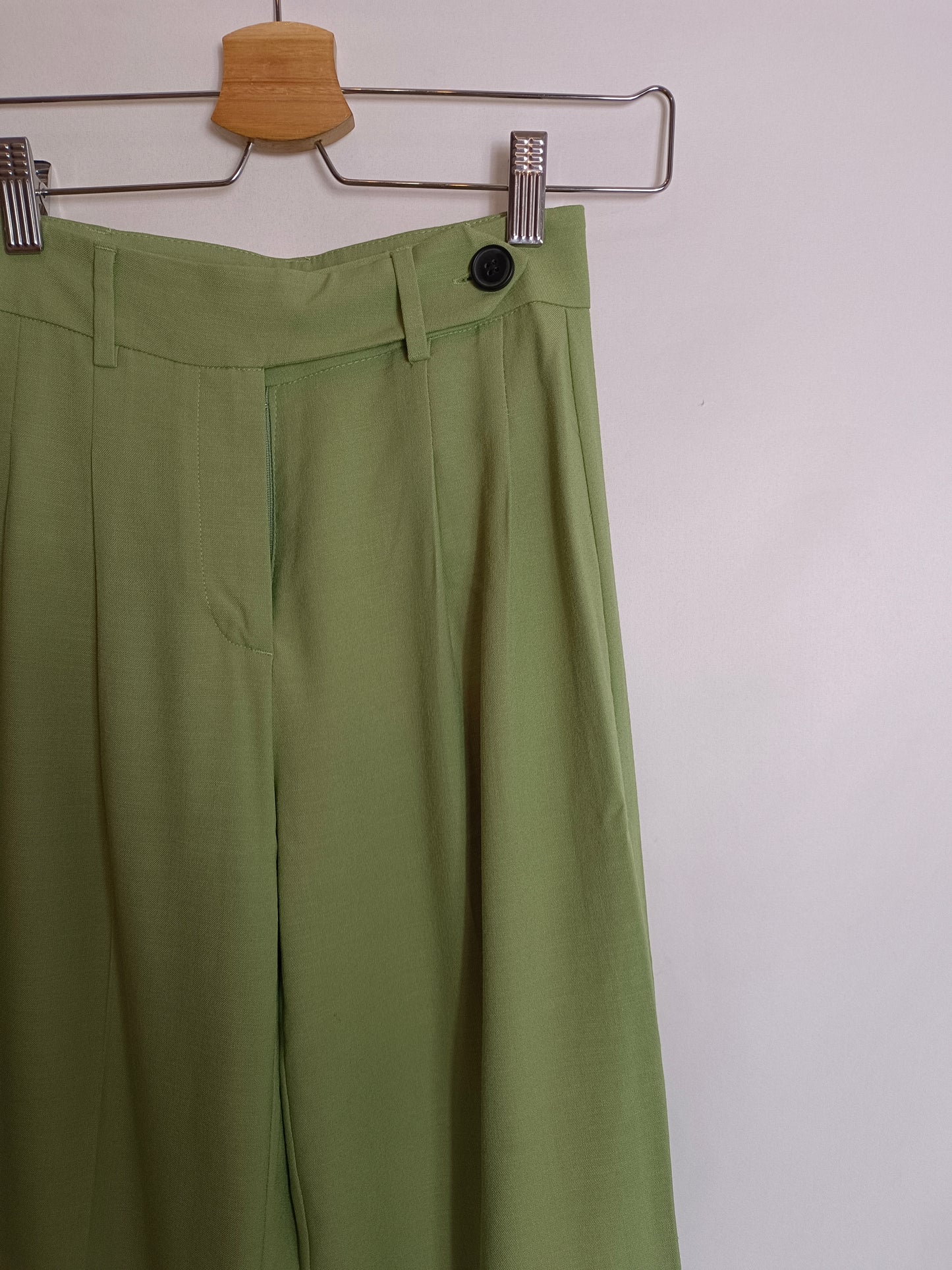 BERSHKA. Flowy green trousers T.xs