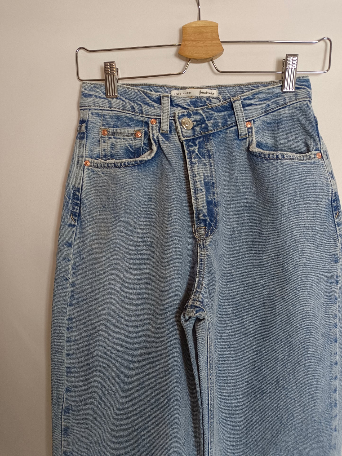 STRADIVARIUS. Pantalón denim ancho T.34