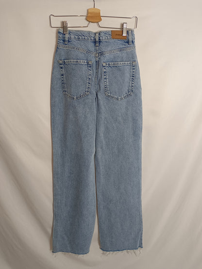 STRADIVARIUS. Pantalón denim ancho T.34