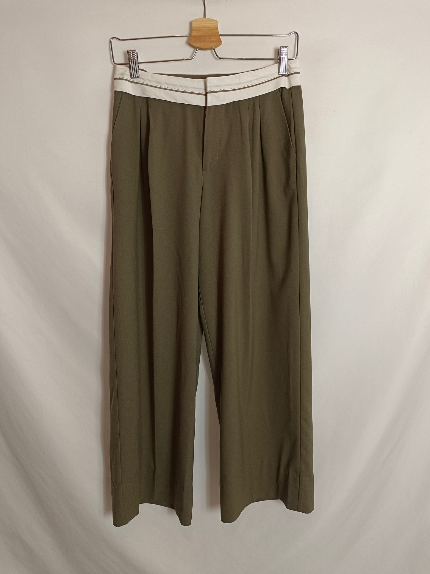 BERSHKA. Green pleated trousers, size 34