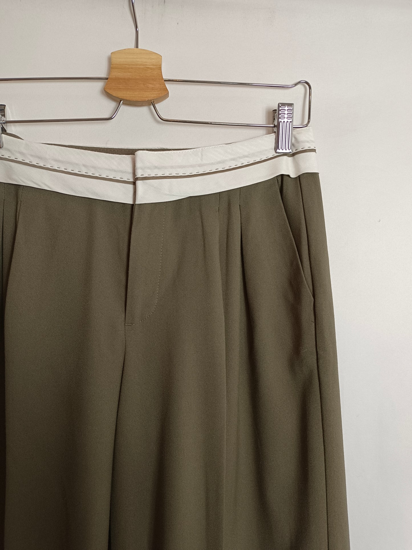 BERSHKA. Green pleated trousers, size 34