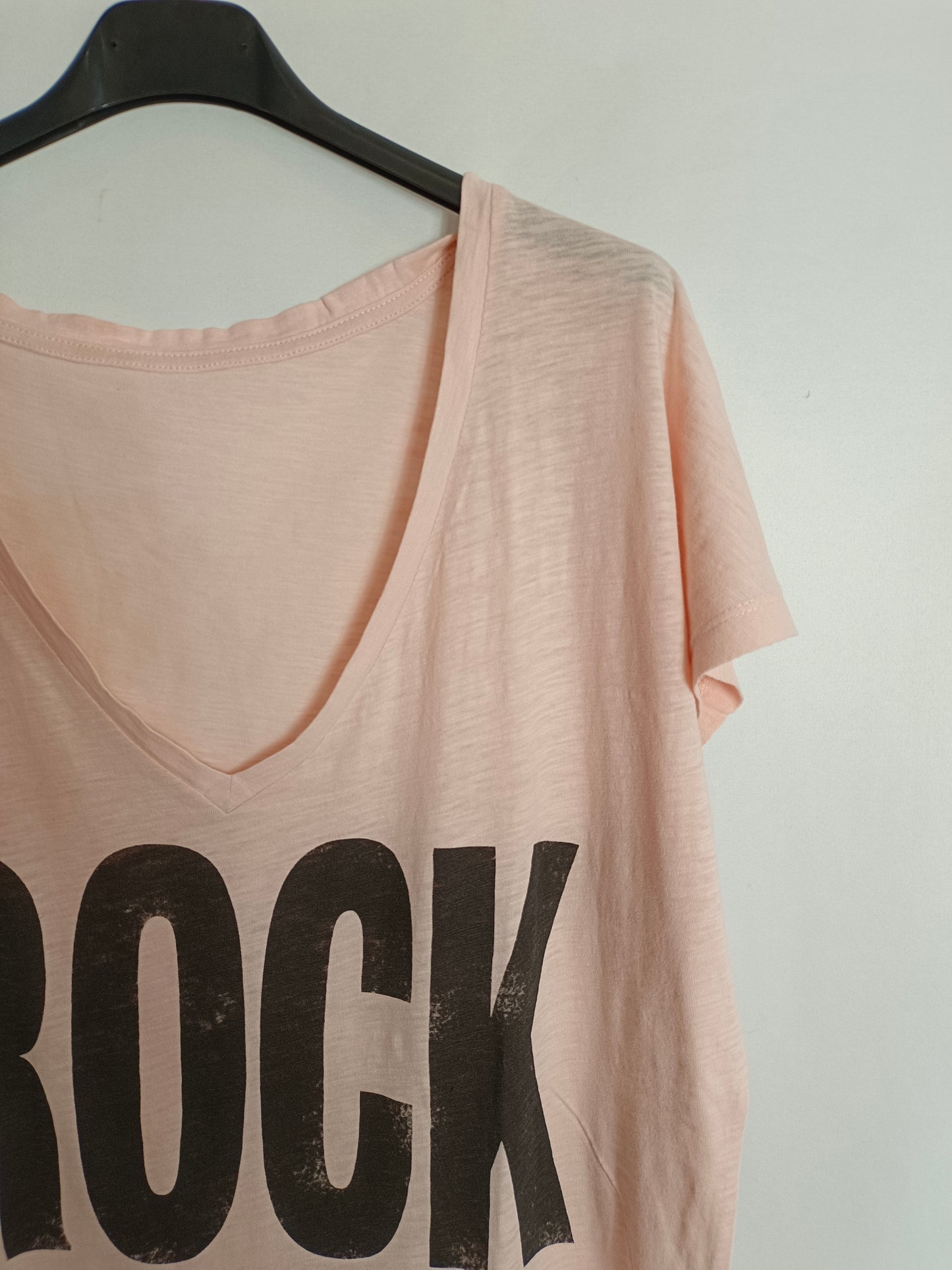 OTHERS. Pink T-shirt with letters Tm