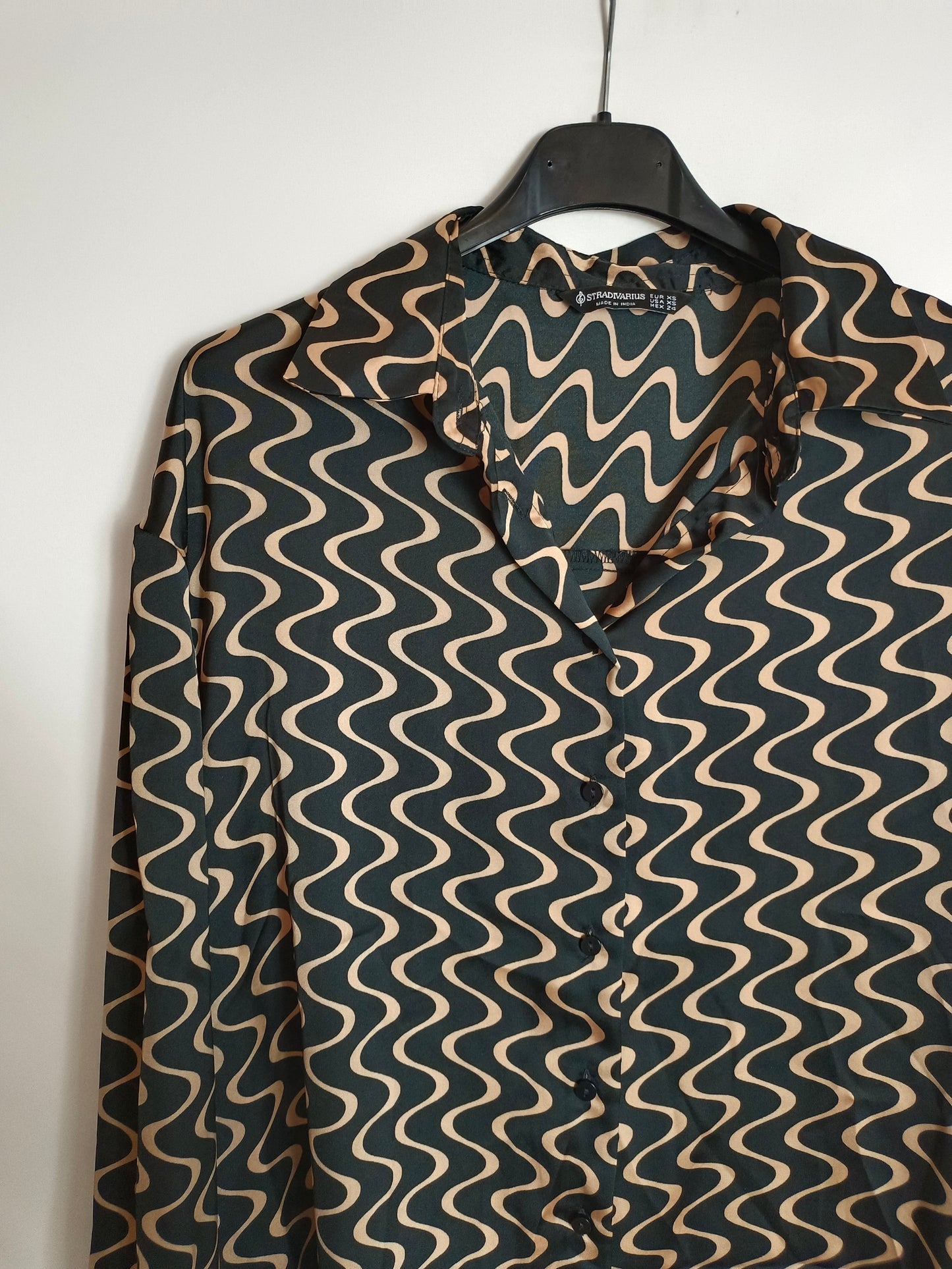 STRADIVARIUS. Blusa negra con rayas T.xs