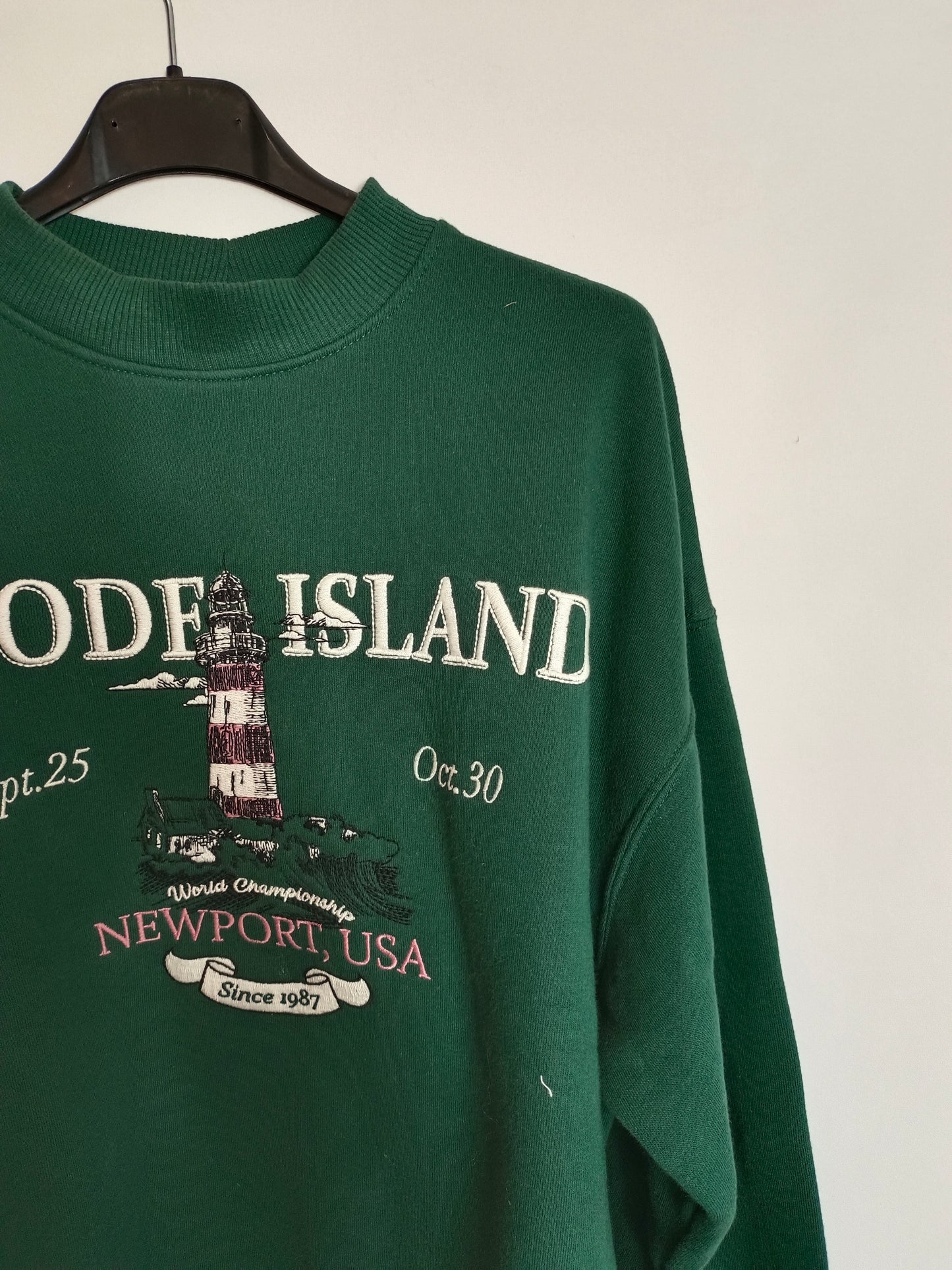 BERSHKA. Sudadera verde letras T.xs