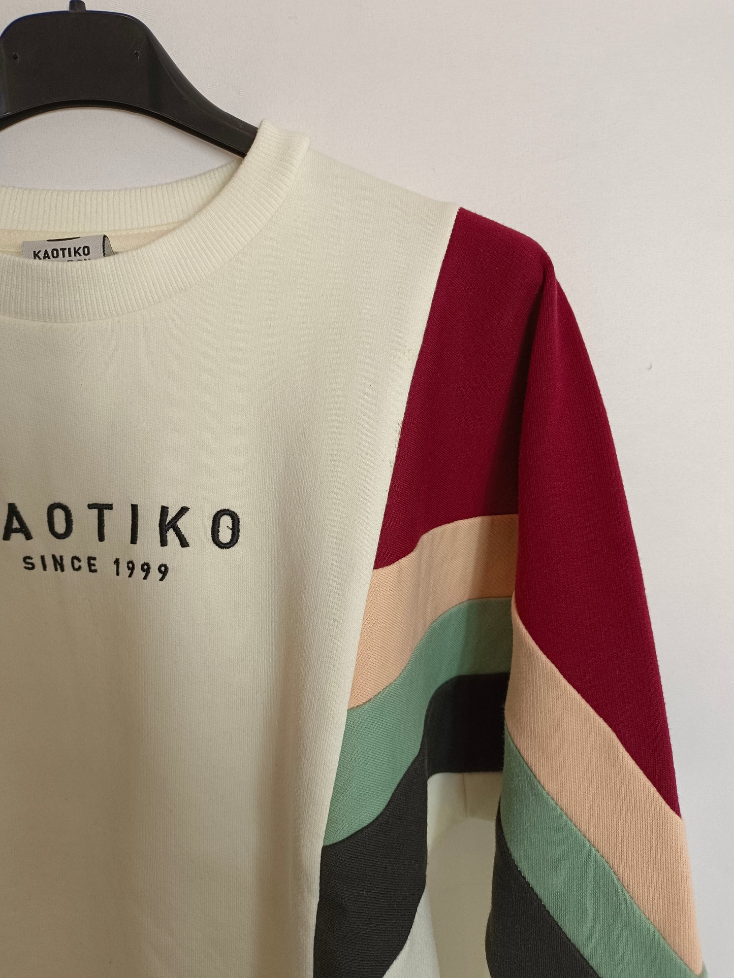 KAOTIKO. Beige striped Ts sweatshirt