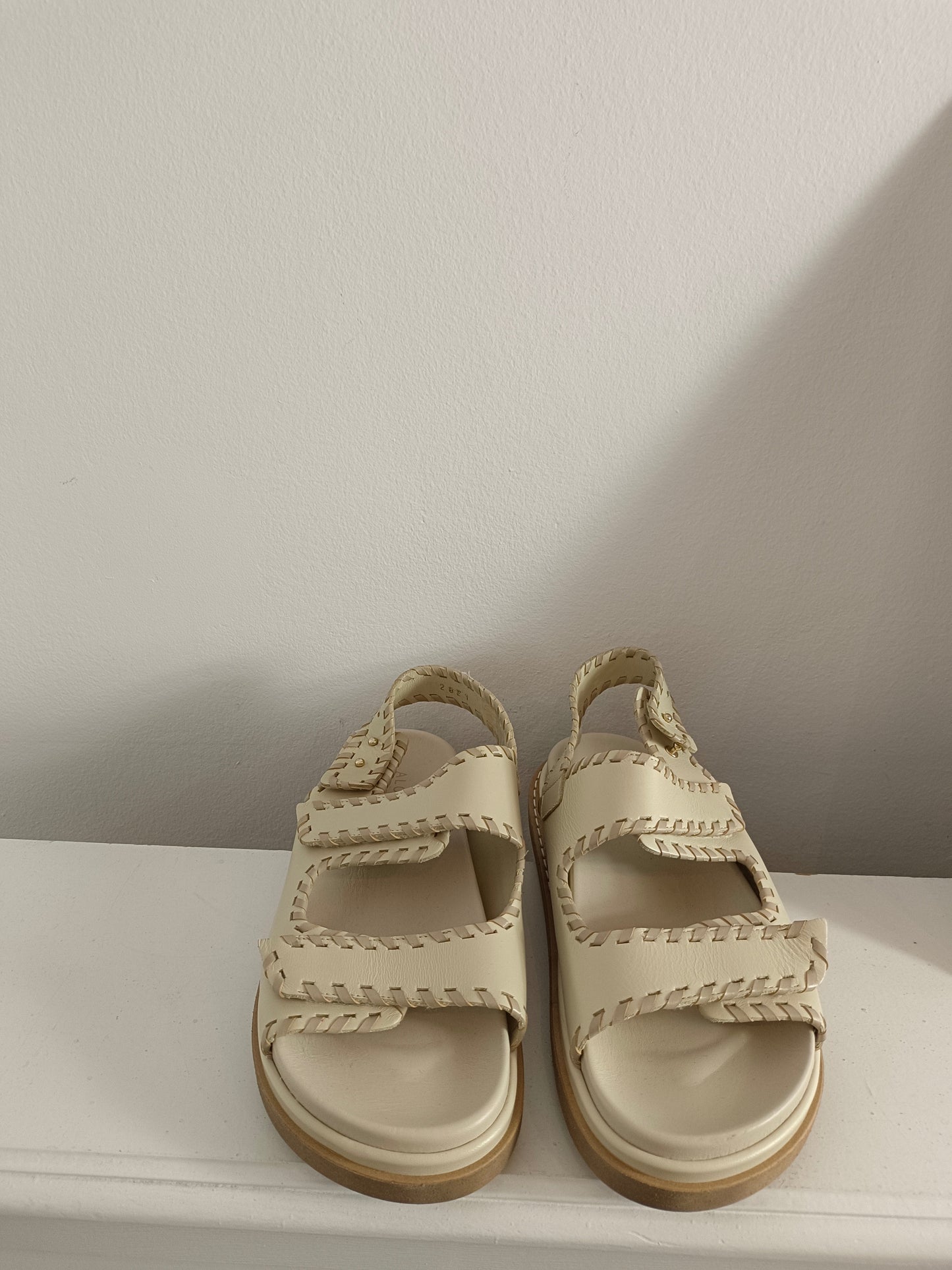 ALOHAS. Sandalias beige T.39