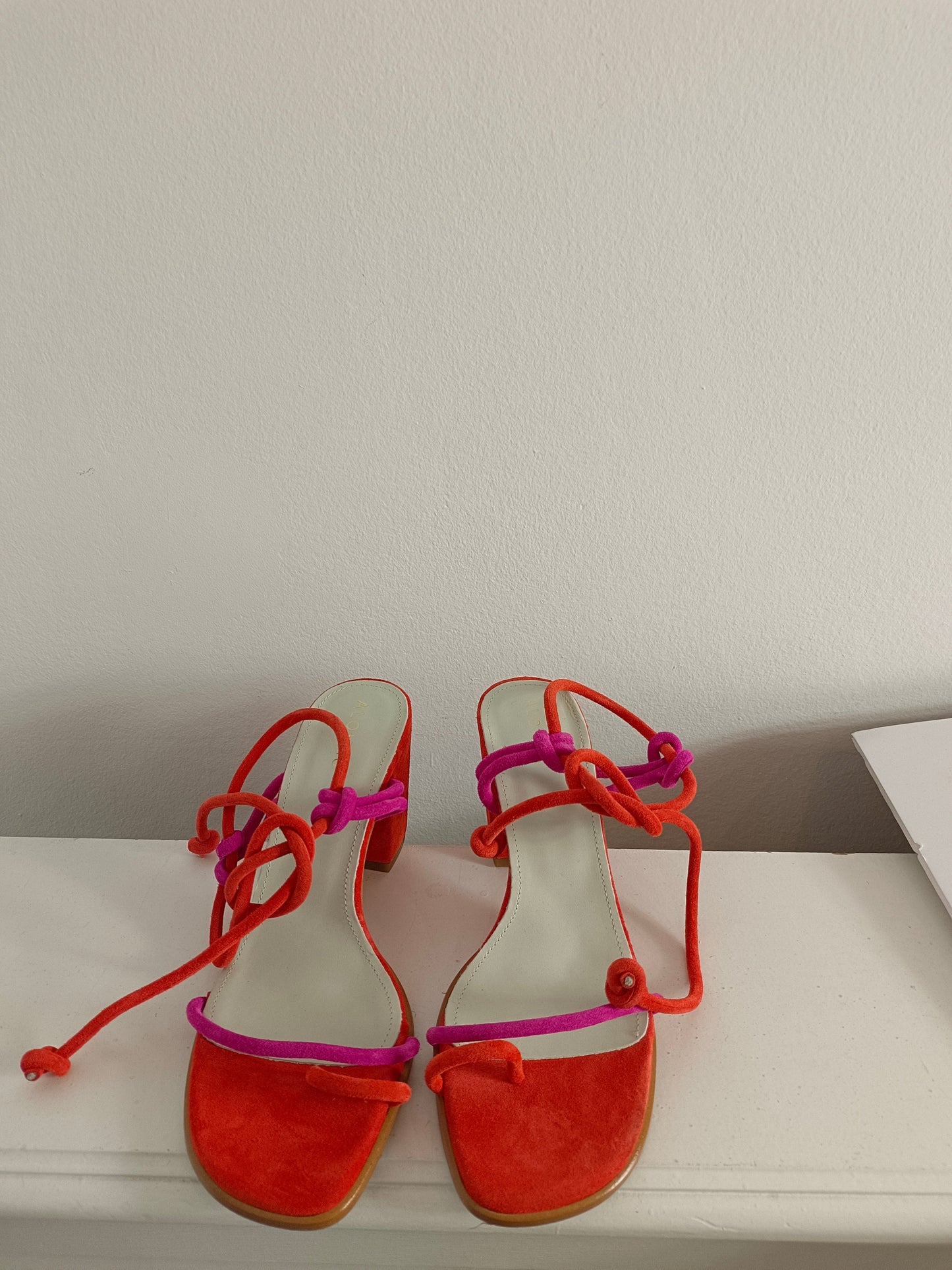 ALOHAS. Sandalias bicolor T.39