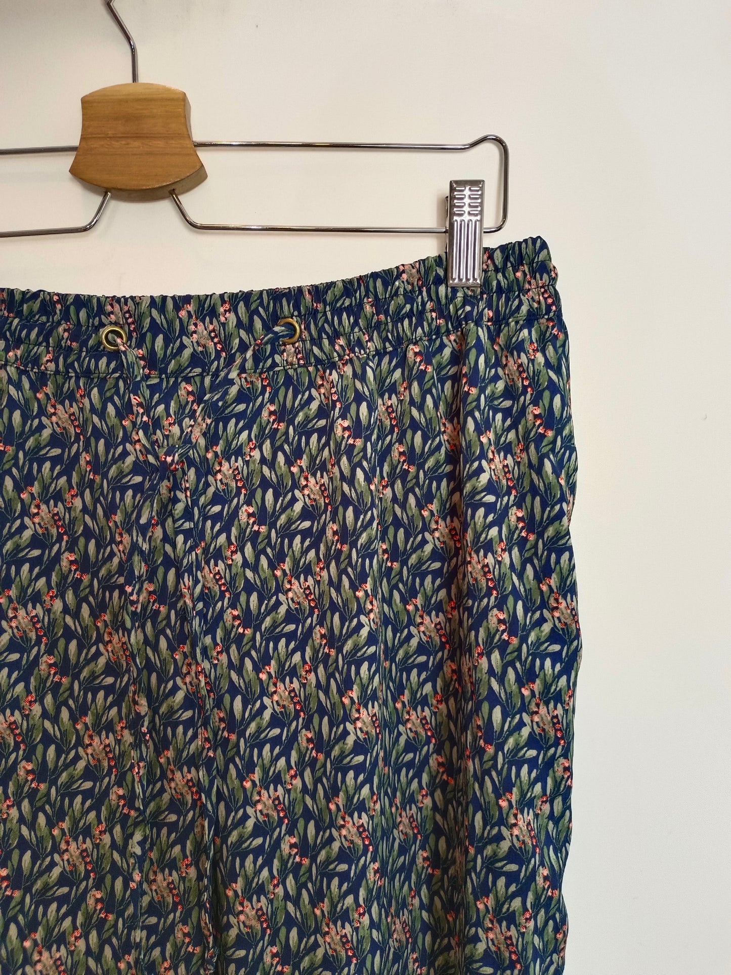 OTHERS. Blue floral pants TU(m)