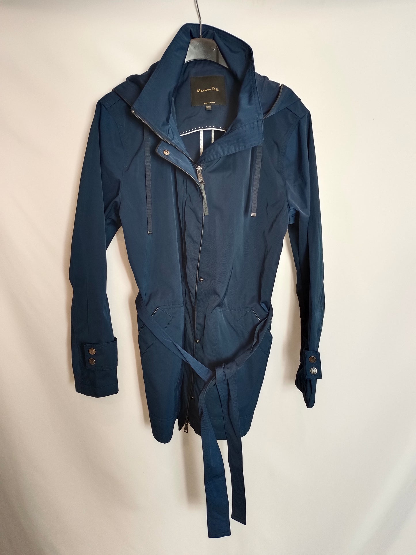 MASSIMO DUTTI. Parka azul impermeable T.m