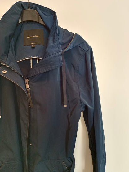 MASSIMO DUTTI. Parka azul impermeable T.m