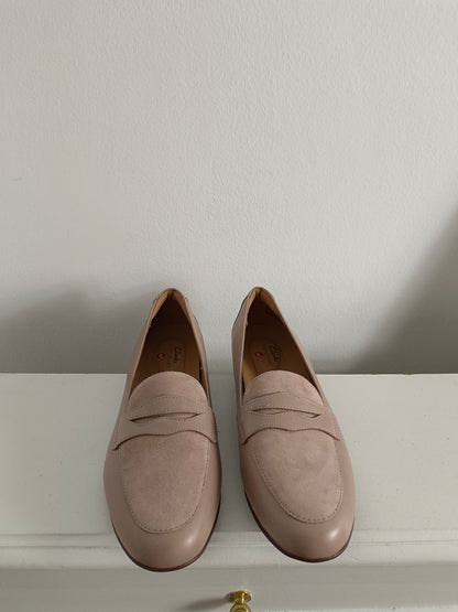 CLARKS. Pink leather loafers, size 38