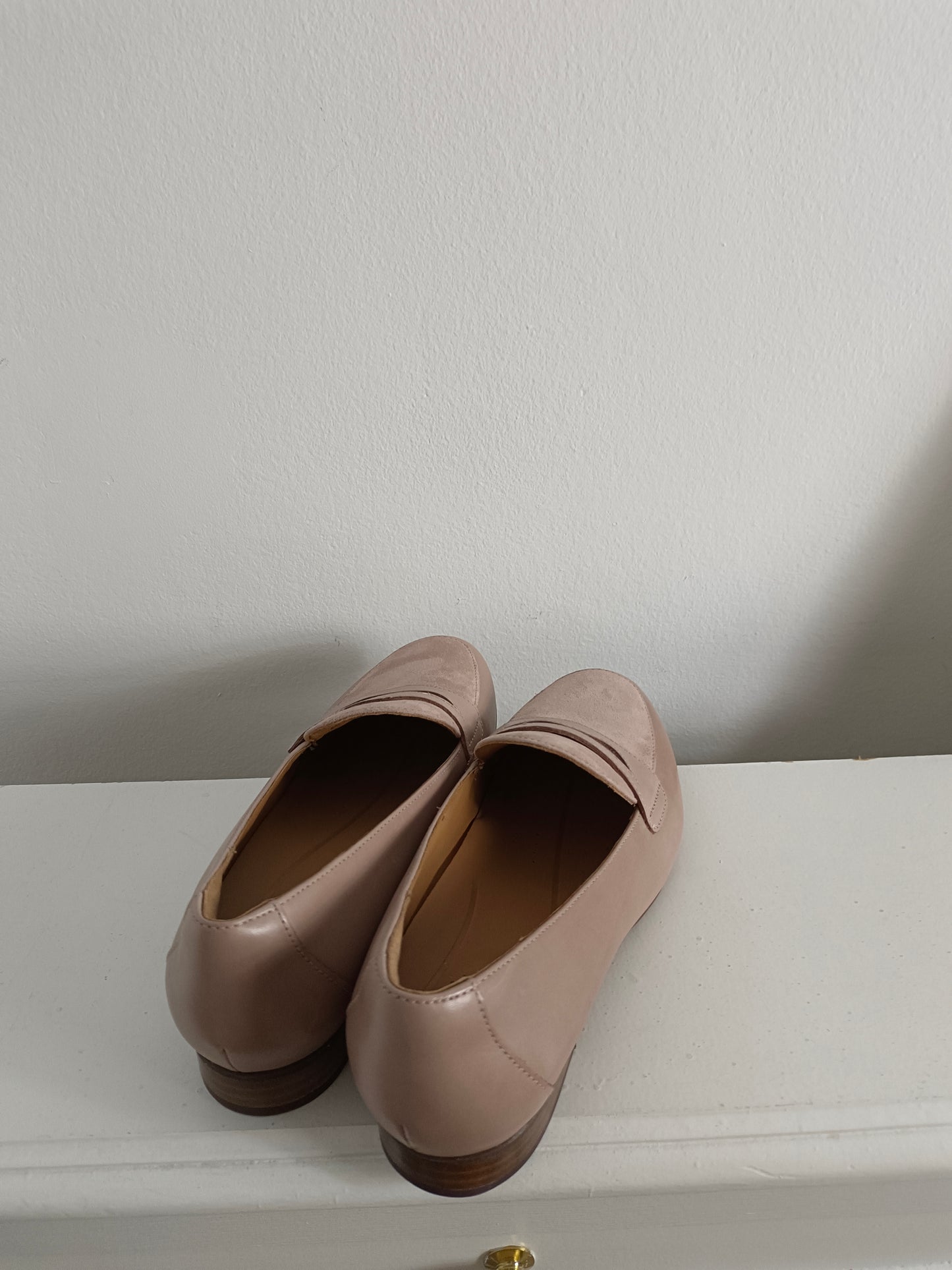 CLARKS. Pink leather loafers, size 38