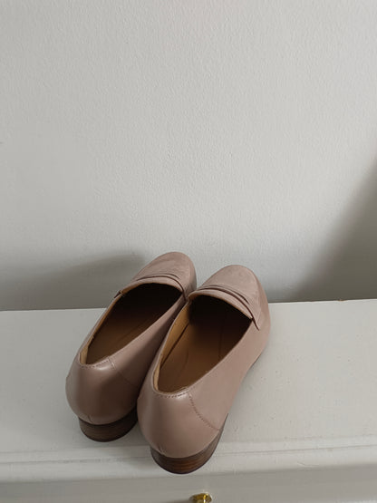 CLARKS. Pink leather loafers, size 38