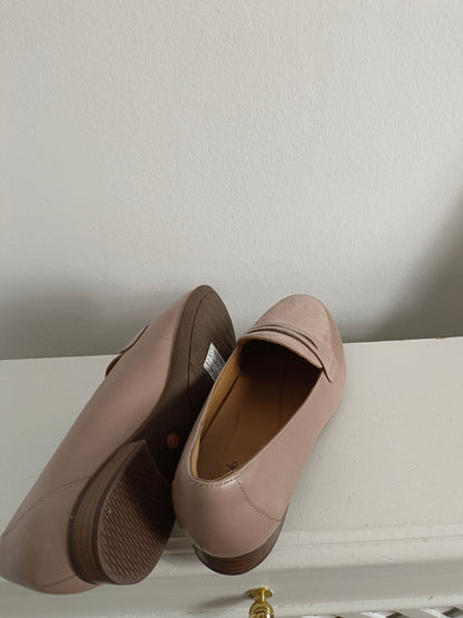 CLARKS. Pink leather loafers, size 38