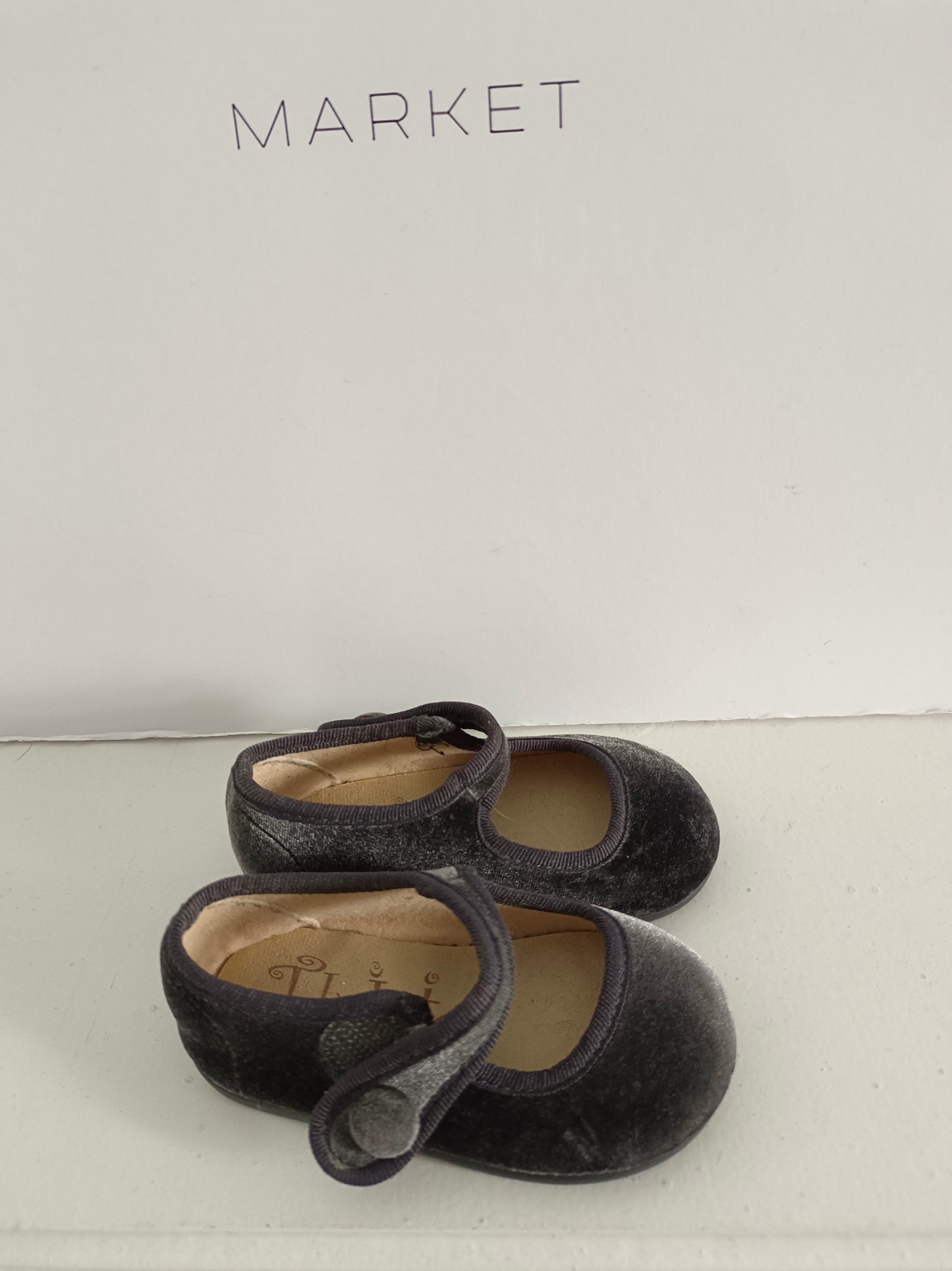 LOKOLATE. Merceditas terciopelo gris T.19