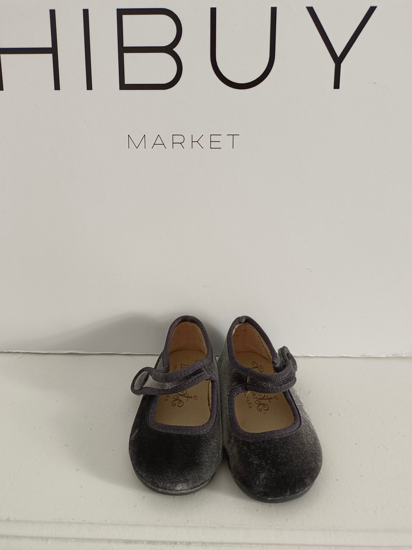 LOKOLATE. Merceditas terciopelo gris T.19