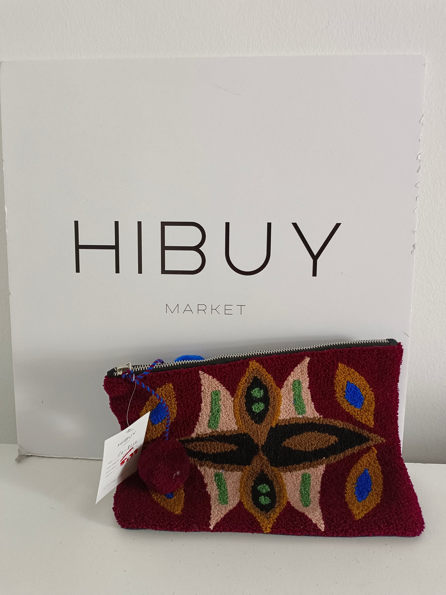 MANGO. Cartera burdeos textura dibujo