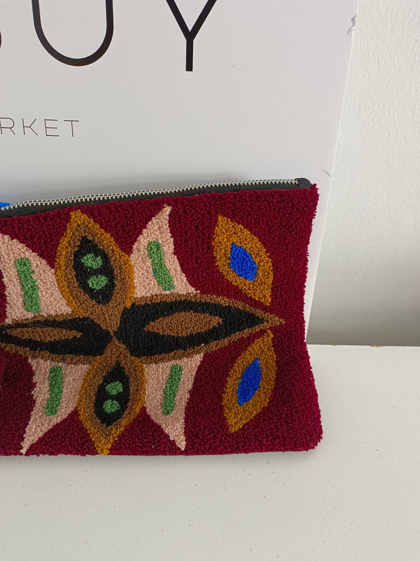 MANGO. Cartera burdeos textura dibujo