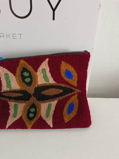 MANGO. Cartera burdeos textura dibujo