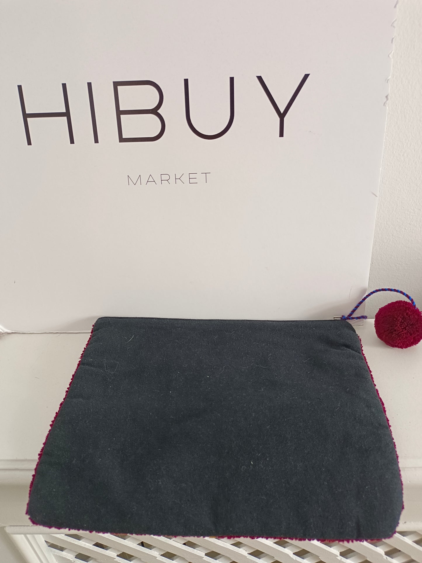 MANGO. Cartera burdeos textura dibujo