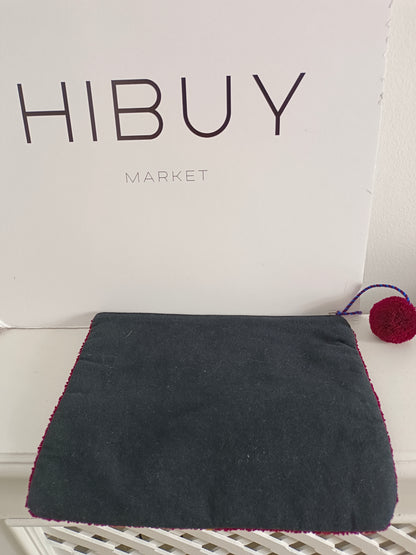 MANGO. Cartera burdeos textura dibujo