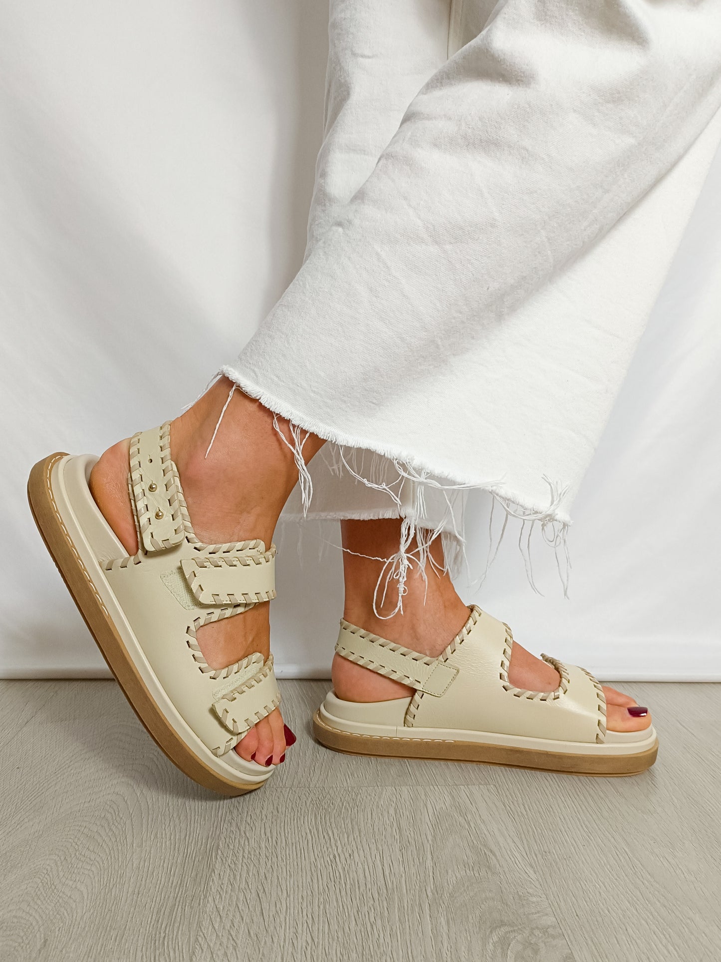 ALOHAS. Sandalias beige T.39