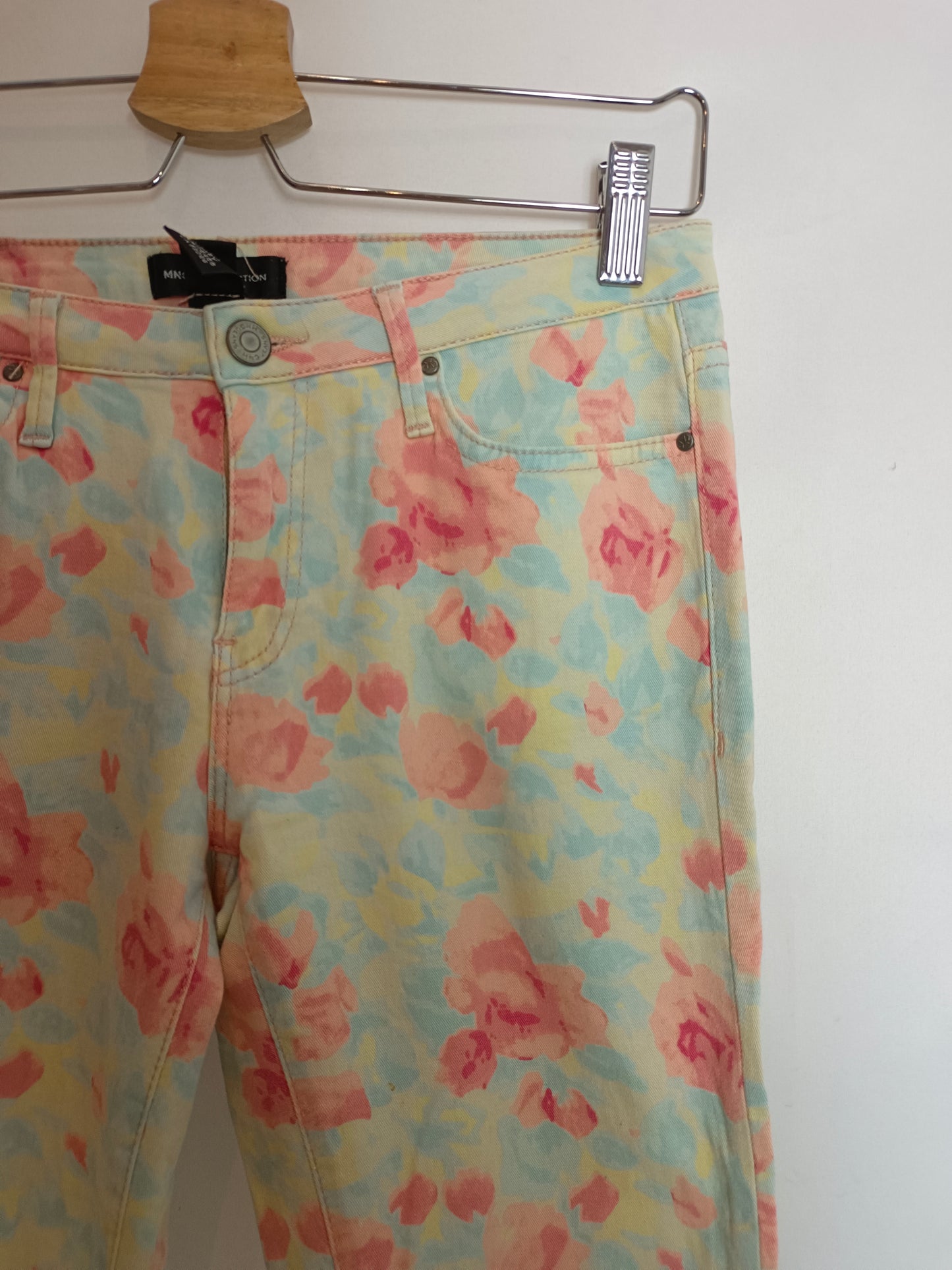 MANGO. Pantalón denim flores T.38