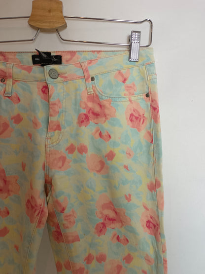 MANGO. Pantalón denim flores T.38