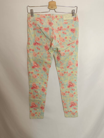 MANGO. Pantalón denim flores T.38