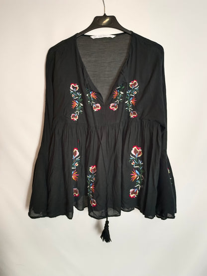 ZARA. Black embroidered blouse T.xs